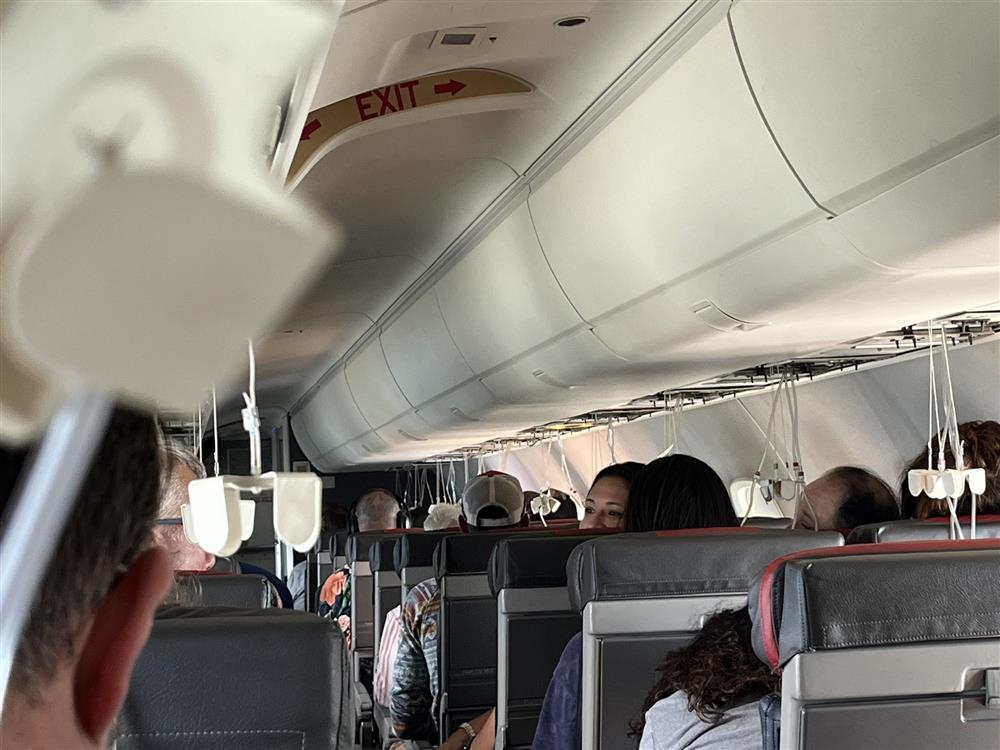Máy bay xuất hiện mùi khét, đột ngột hạ độ cao khiến hành khách hoảng sợ-1
