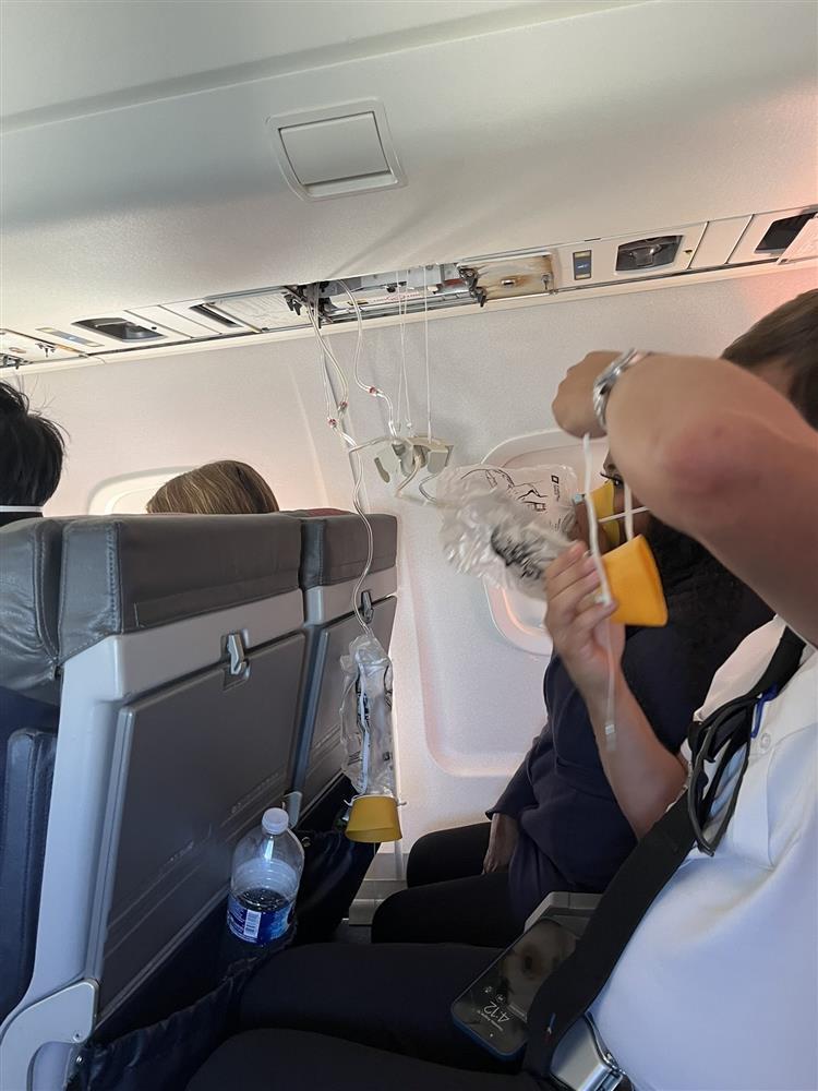 Máy bay xuất hiện mùi khét, đột ngột hạ độ cao khiến hành khách hoảng sợ-3