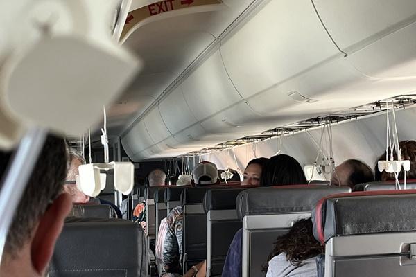 Vì sao trên cửa sổ máy bay luôn có lỗ nhỏ?-2