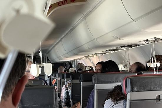 Máy bay xuất hiện mùi khét, đột ngột hạ độ cao khiến hành khách hoảng sợ