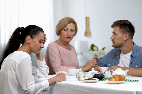 Chị em dâu nghi kỵ nhau vì mẹ chồng không ngừng so sánh-2