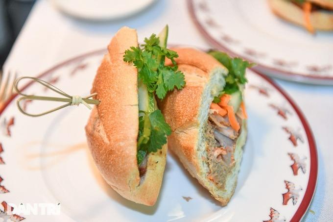 Cận cảnh chiếc bánh mì giá 260.000 đồng ở Hà Nội-3