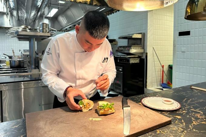 Cận cảnh chiếc bánh mì giá 260.000 đồng ở Hà Nội-4