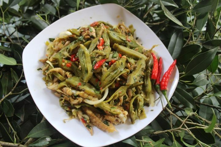 Lên Tây Bắc mùa này nhớ thử món nộm núc nác dân dã thơm ngon-4