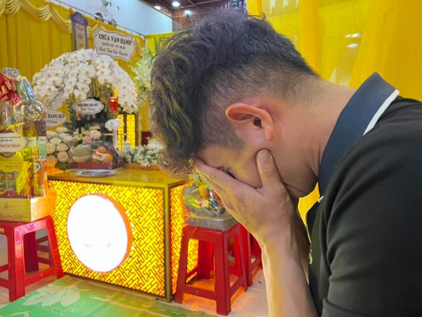 Tiền vệ Hồng Duy khóc nghẹn trước khi đưa thầy Dương Minh Ninh về nơi an nghỉ cuối cùng-1