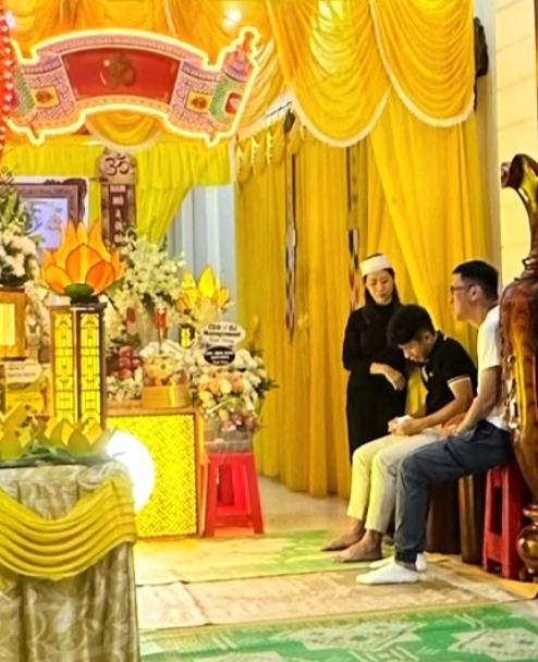 Tiền vệ Hồng Duy khóc nghẹn trước khi đưa thầy Dương Minh Ninh về nơi an nghỉ cuối cùng-2