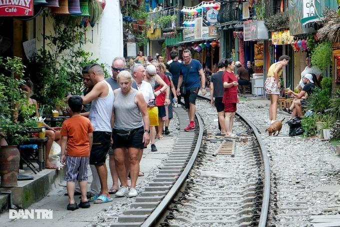 Xóm cà phê đường tàu đông như chưa có lệnh cấm, quận Hoàn Kiếm nói gì?-2