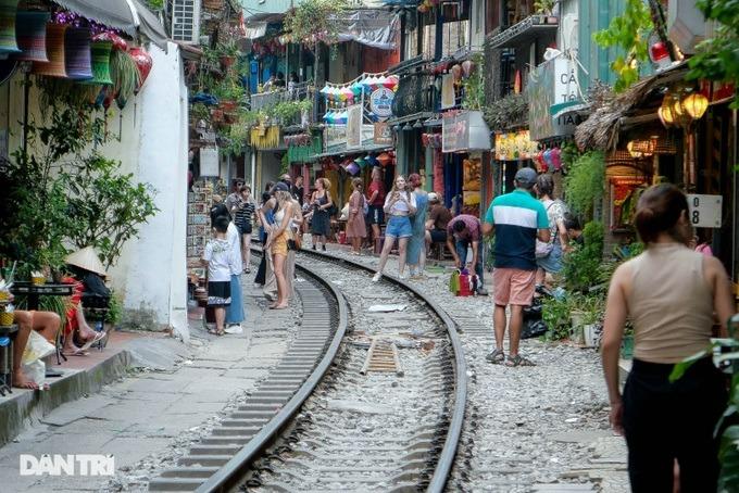 Xóm cà phê đường tàu đông như chưa có lệnh cấm, quận Hoàn Kiếm nói gì?-3