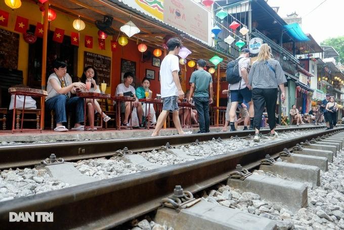 Xóm cà phê đường tàu đông như chưa có lệnh cấm, quận Hoàn Kiếm nói gì?-4