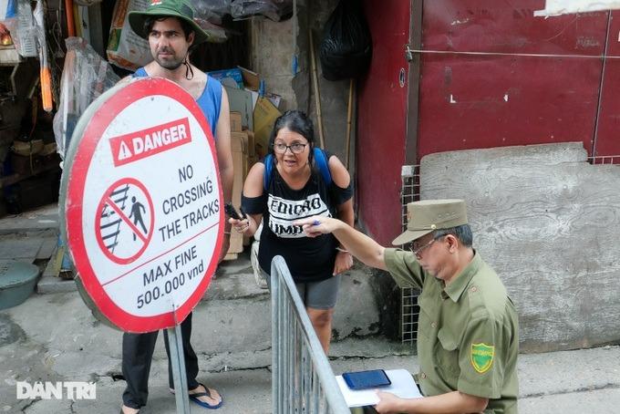 Xóm cà phê đường tàu đông như chưa có lệnh cấm, quận Hoàn Kiếm nói gì?-5