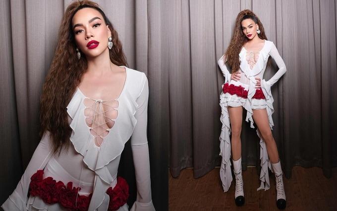 Hồ Ngọc Hà khoe dáng nóng bỏng với đồ xuyên thấu, bó sát cơ thể-1