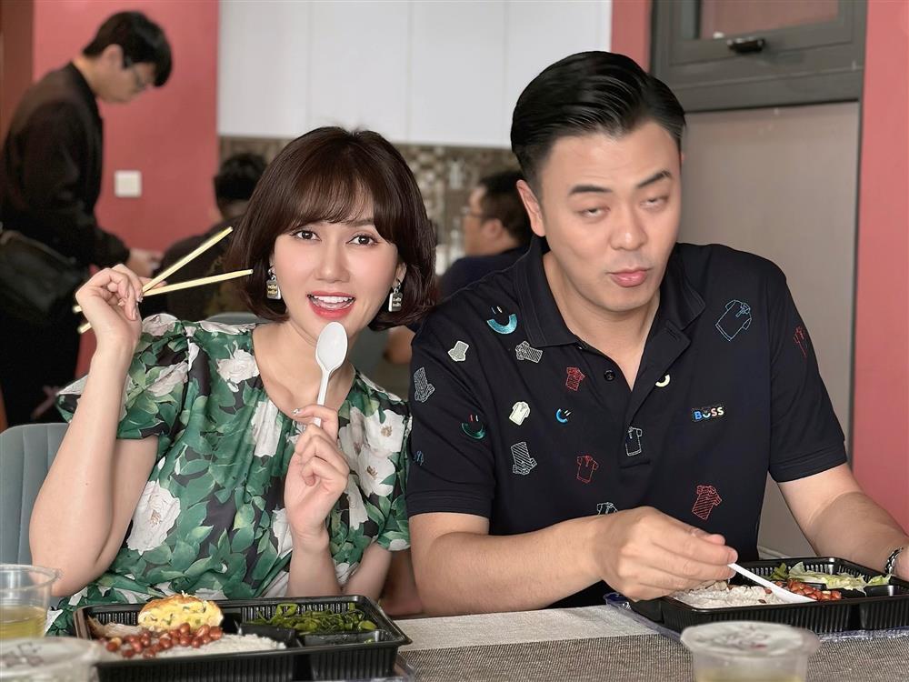 Thời trang xì tin tuổi 35 của Hương Giang - vợ Tuấn Tú Món Quà Của Cha-2