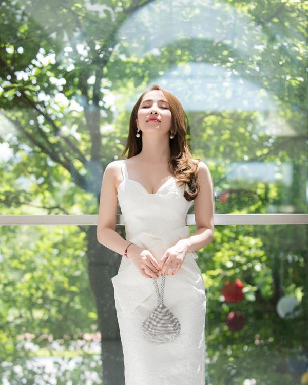 Cá sấu chúa Quỳnh Nga tuổi 35: Sở hữu 3 vòng nuột nà khiến cánh mày râu không thể rời mắt-3