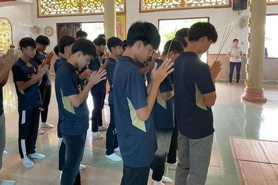 Cầu thủ trẻ Hoàng Anh Gia Lai cầu an cho các thành viên không may tử nạn