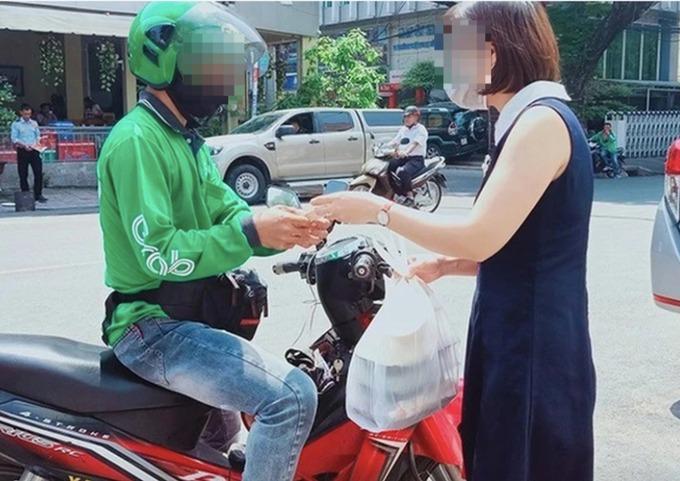 Ngỡ ngàng gặp lại nam sinh học giỏi nhất lớp năm xưa làm... người giao hàng-1