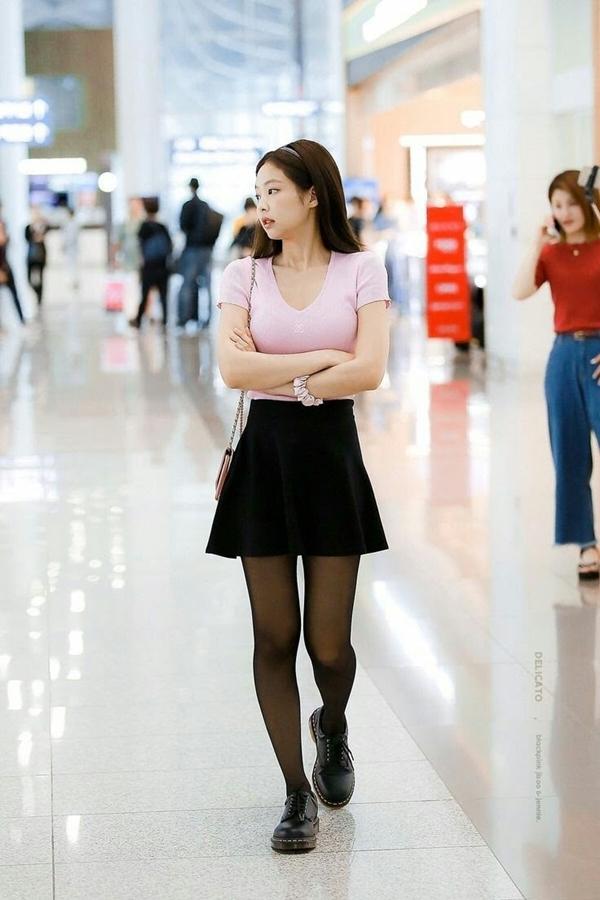Jennie (BlackPink) mặc gì ra sân bay suốt 7 năm qua?-6