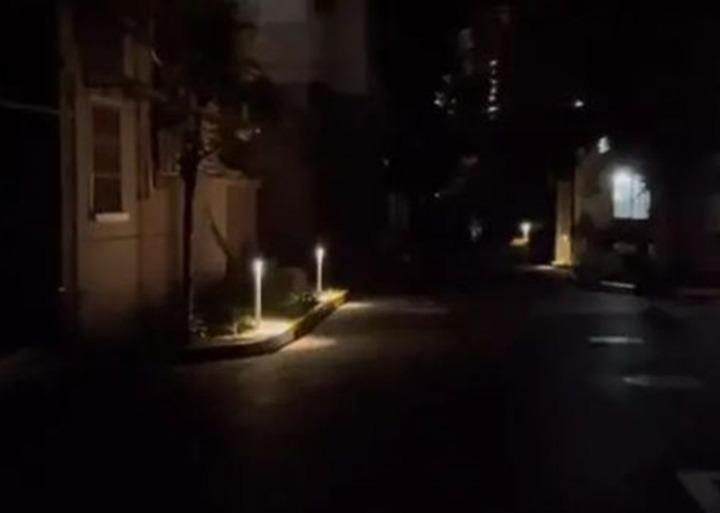 Quận lắp đèn đường, dân phát hoảng vì khu phố trông như nghĩa trang-1