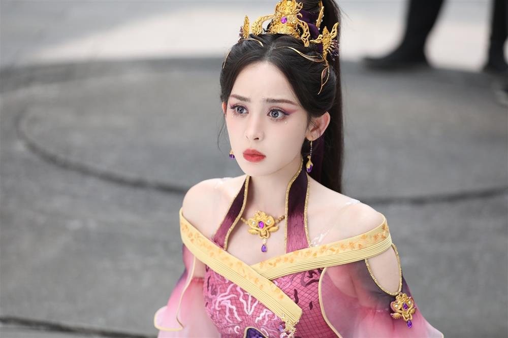 Vì sao Cổ Lực Na Trát luôn bị chê là người đẹp não rỗng?-1