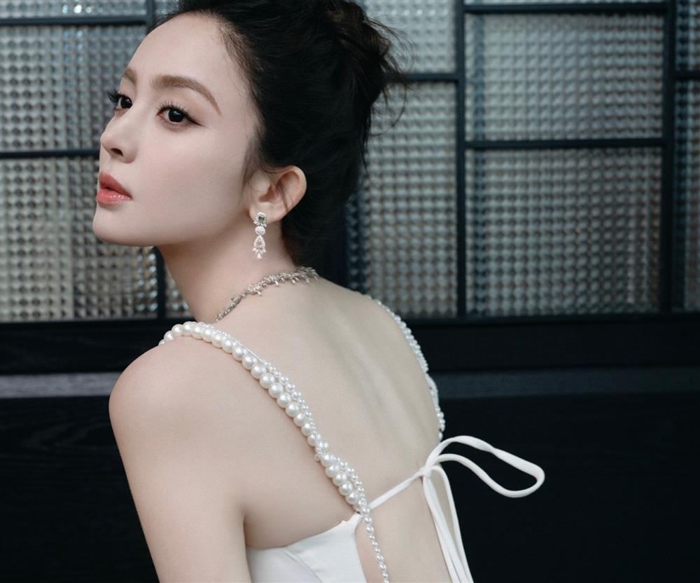 Vì sao Cổ Lực Na Trát luôn bị chê là người đẹp não rỗng?-2