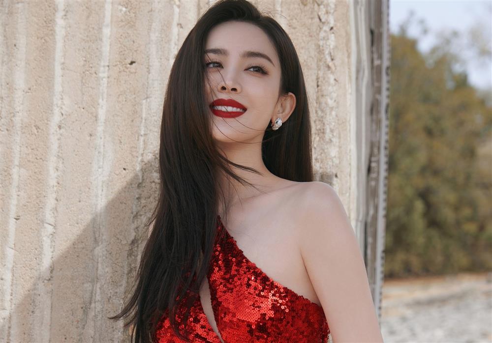 Vì sao Cổ Lực Na Trát luôn bị chê là người đẹp não rỗng?-3