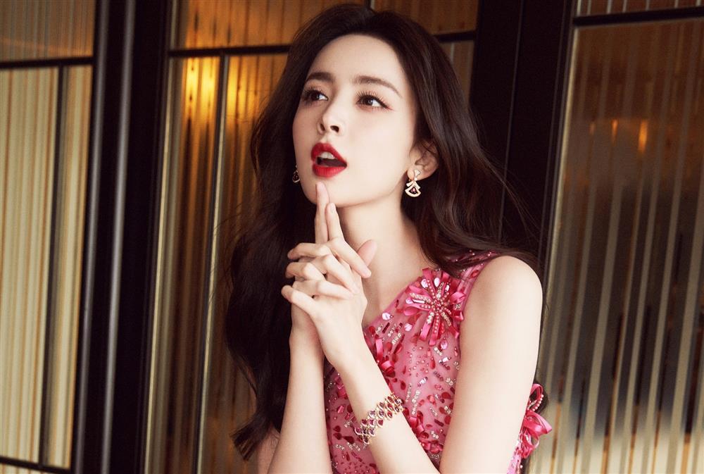 Vì sao Cổ Lực Na Trát luôn bị chê là người đẹp não rỗng?-5