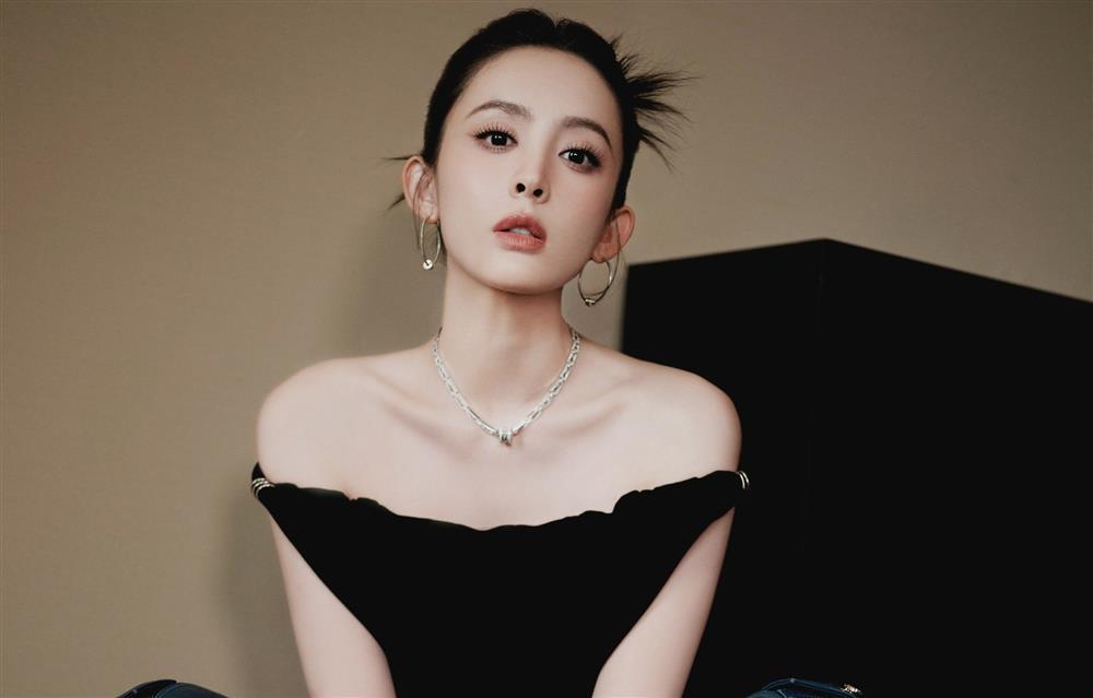 Vì sao Cổ Lực Na Trát luôn bị chê là người đẹp não rỗng?-6