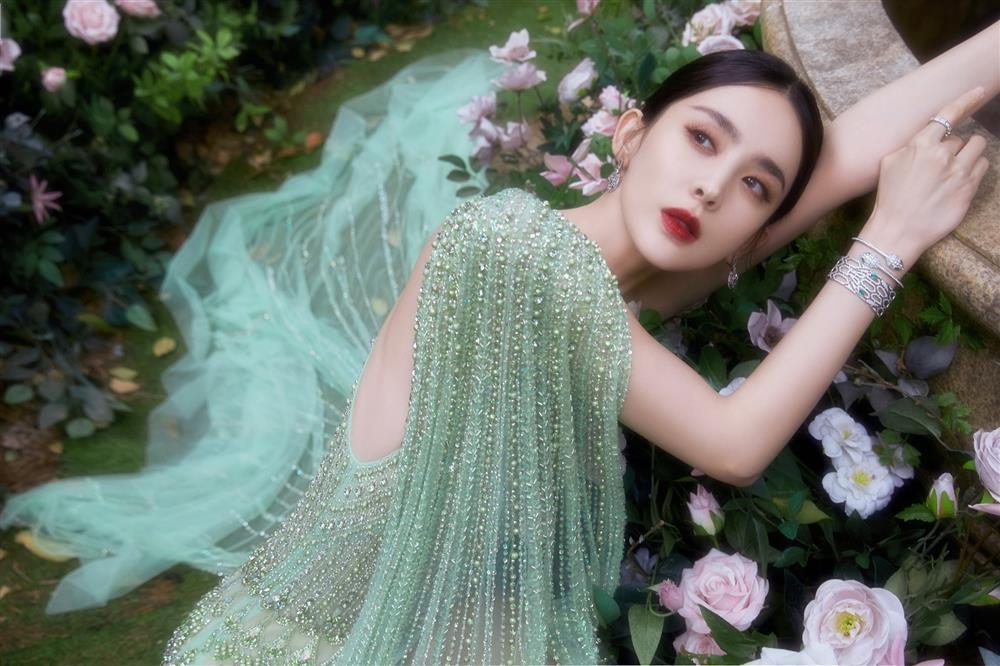 Vì sao Cổ Lực Na Trát luôn bị chê là người đẹp não rỗng?-7