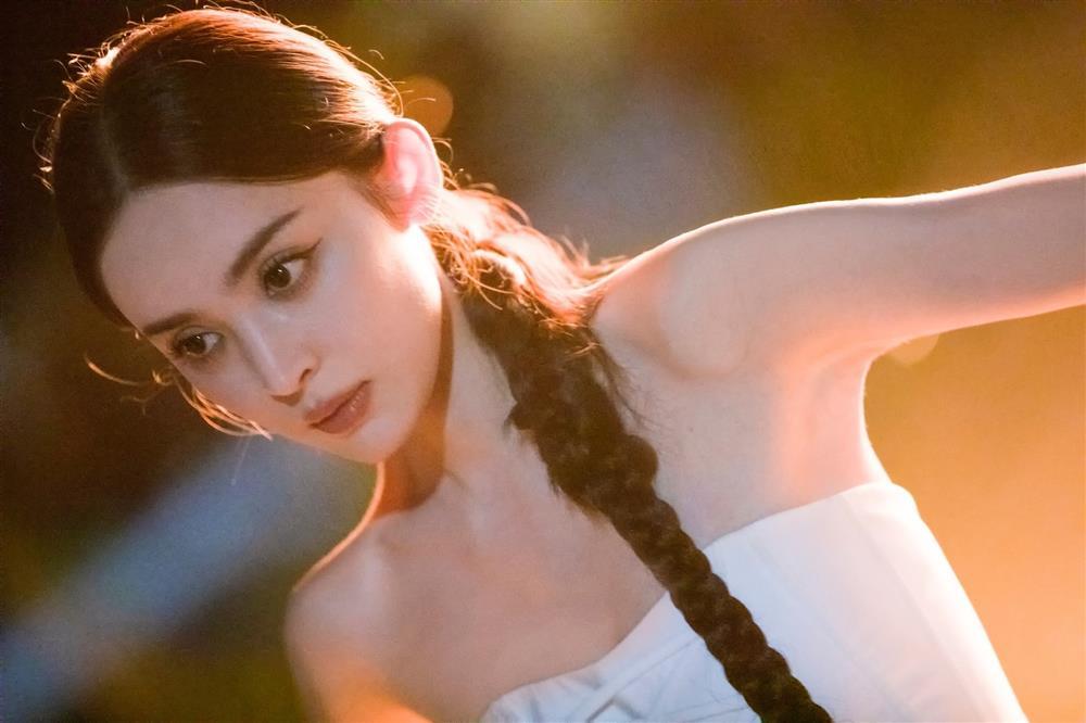 Vì sao Cổ Lực Na Trát luôn bị chê là người đẹp não rỗng?-10