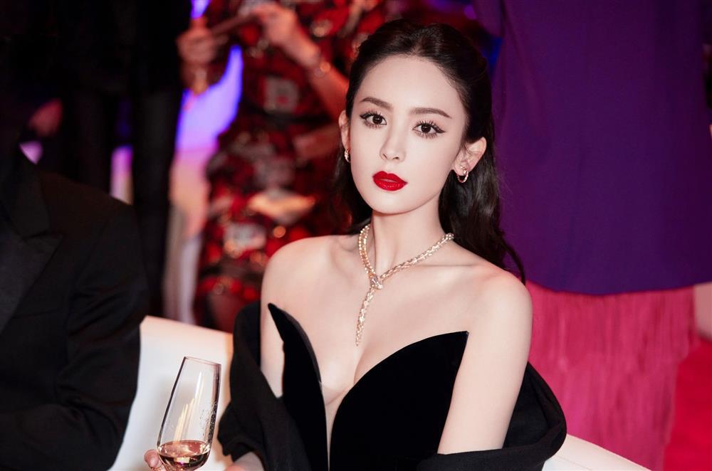 Vì sao Cổ Lực Na Trát luôn bị chê là người đẹp não rỗng?-8