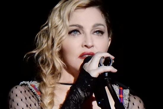 Madonna tái xuất bằng show diễn hoành tráng sau trận ốm nặng