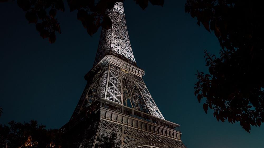 Phát hiện 2 du khách say xỉn ngủ qua đêm bên trong tháp Eiffel-1