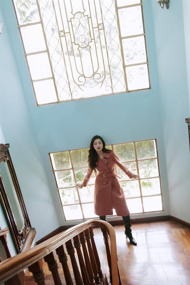 Lương Thùy Linh đón tuổi mới với suit không phòng hộ-3