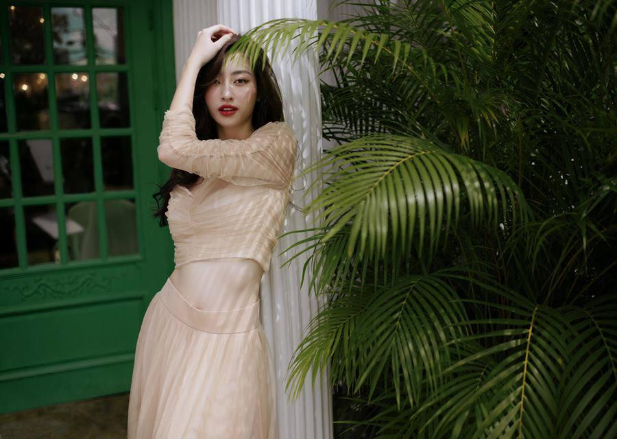 Lương Thùy Linh đón tuổi mới với suit không phòng hộ-5