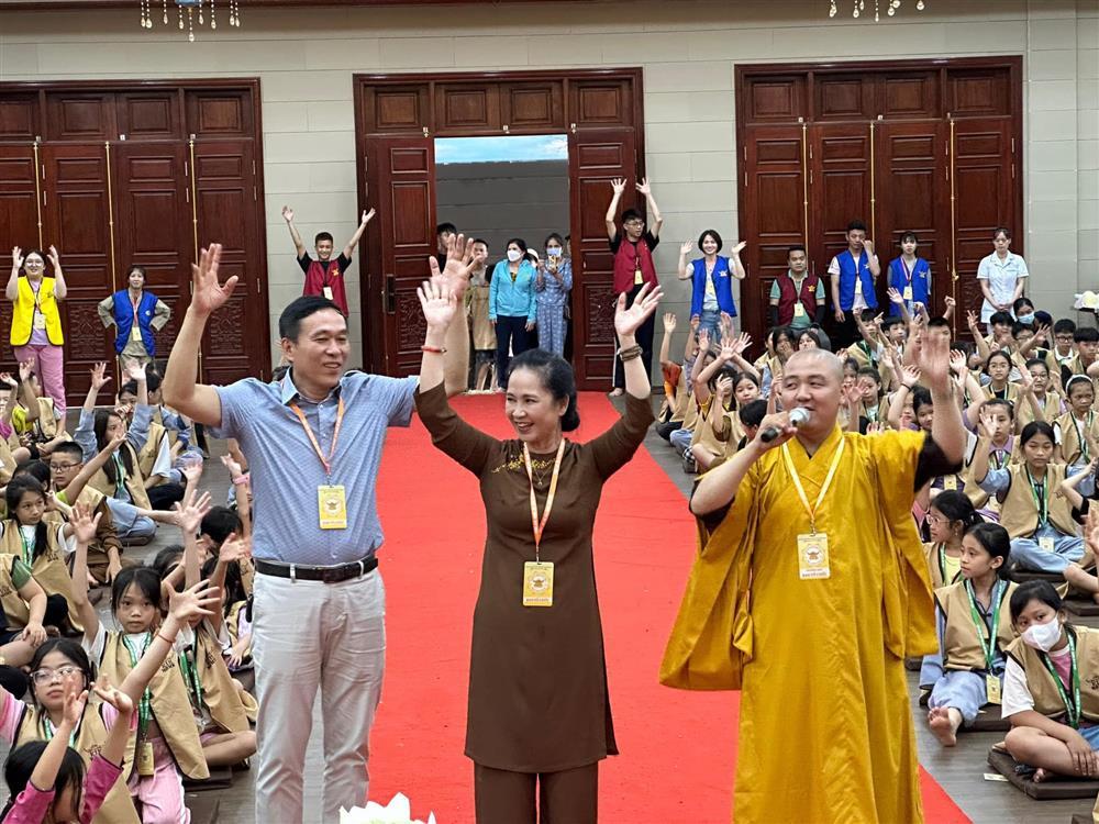 NSƯT Đỗ Kỷ mừng sinh nhật NSND Lan Hương bằng loạt ảnh tình cảm-5