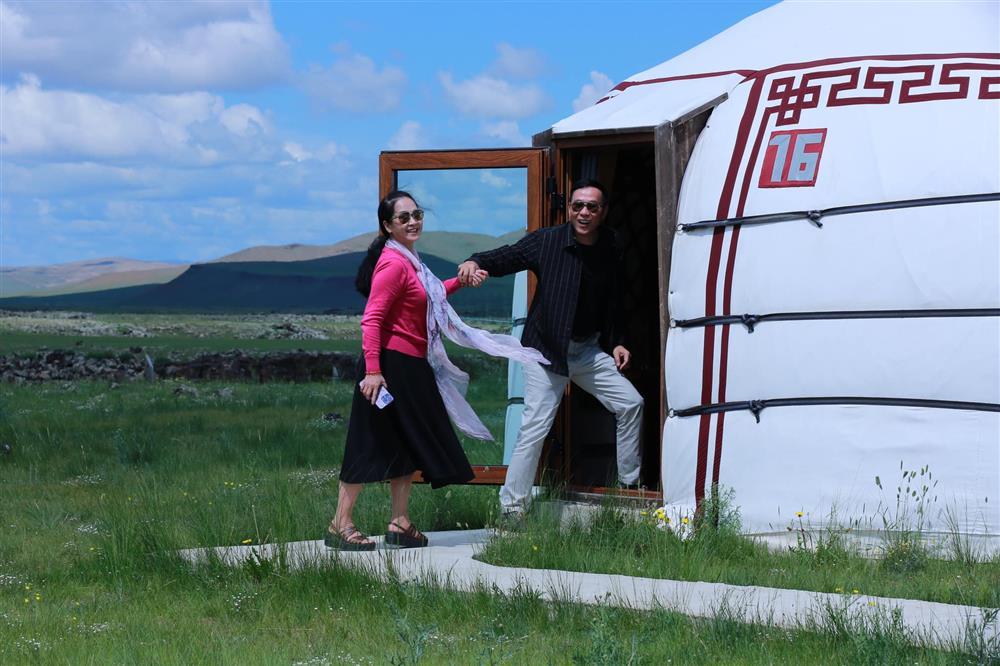 NSƯT Đỗ Kỷ mừng sinh nhật NSND Lan Hương bằng loạt ảnh tình cảm-6