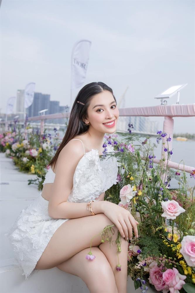 Hoa hậu Tiểu Vy tuổi 23: Sắc vóc gợi cảm, bị đồn yêu tài tử Thái Lan