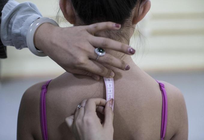 Ám ảnh về cân nặng, học sinh trường múa ăn giấy và uống sữa tắm để giảm cân-4