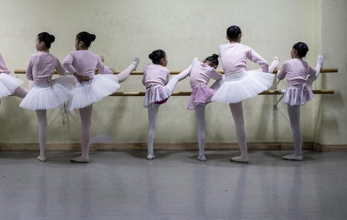 Ám ảnh về cân nặng, học sinh trường múa ăn giấy và uống sữa tắm để giảm cân-5