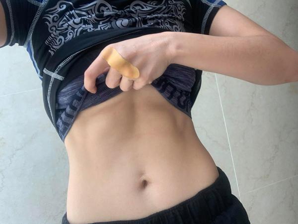 Sắc vóc đời thực bạn gái Johnny Trí Nguyễn: Dáng đẹp nhờ tập võ và ăn chay-4