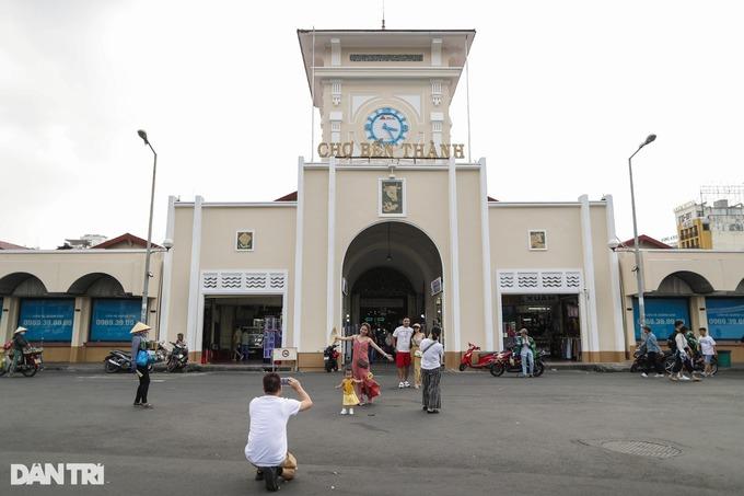 Du khách Nhật bị hét giá mua 3 đôi tất hết 700.000 đồng ở chợ Bến Thành-2