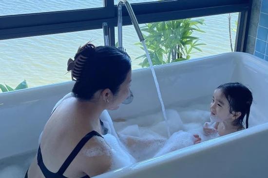 Chuyện tình kỳ diệu của hot girl từng muốn tự vẫn khi 'trót' làm mẹ tuổi 18