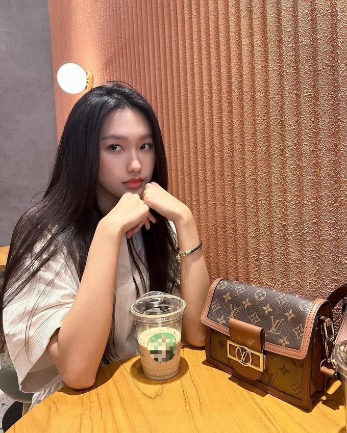 Bạn gái Đoàn Văn Hậu thích đeo túi hiệu, có chiếc Chanel hơn 100 triệu đồng-2