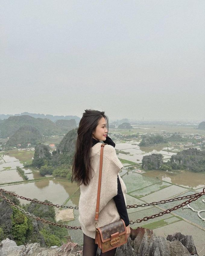 Bạn gái Đoàn Văn Hậu thích đeo túi hiệu, có chiếc Chanel hơn 100 triệu đồng-3