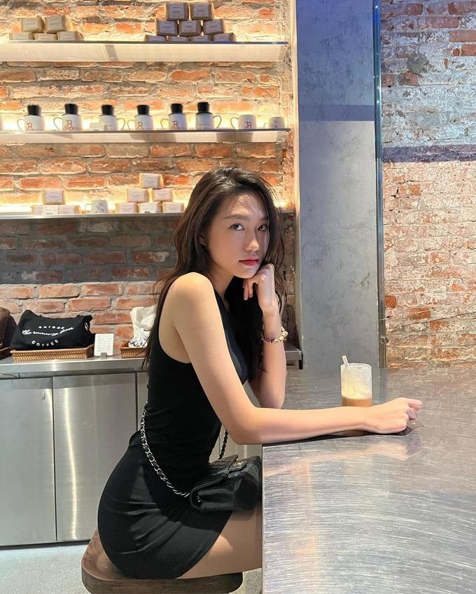 Bạn gái Đoàn Văn Hậu thích đeo túi hiệu, có chiếc Chanel hơn 100 triệu đồng-8