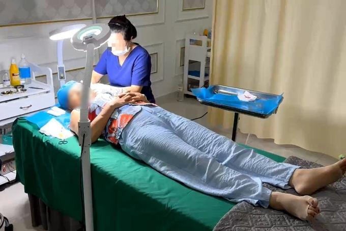 Thẩm mỹ Kangzin: Lao công căng da mặt cho khách, bảo vệ lên gặp công an-2