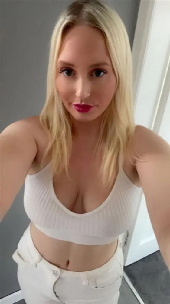 Nhan sắc như búp bê của bà ngoại trẻ nhất nước Anh 34 tuổi-2