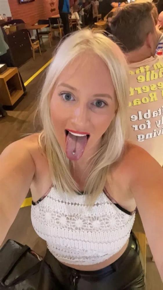 Nhan sắc như búp bê của bà ngoại trẻ nhất nước Anh 34 tuổi-3