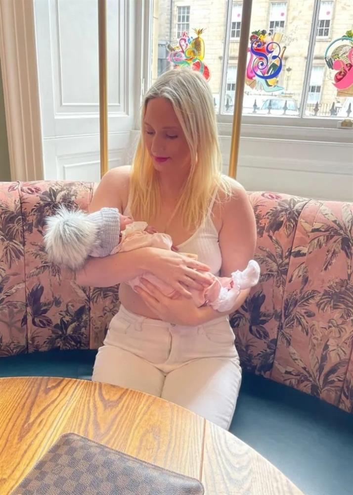 Nhan sắc như búp bê của bà ngoại trẻ nhất nước Anh 34 tuổi-4