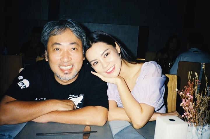 Bạn gái kém tuổi 11 tuổi khen đạo diễn Nguyễn Quang Dũng: Ổng như em bé, quá đáng yêu-1