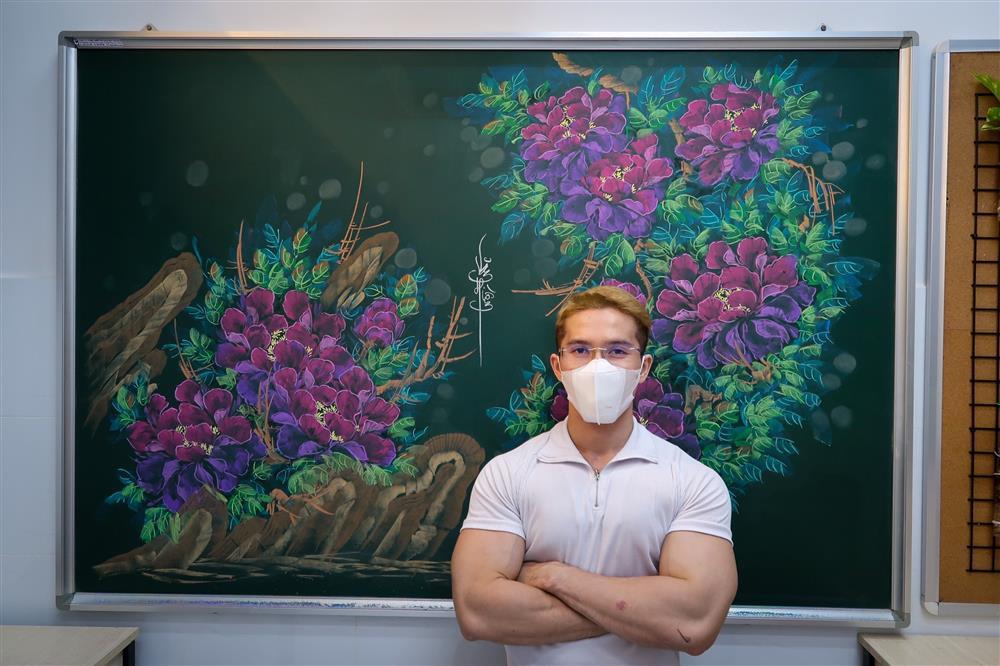 Thầy giáo cơ bắp TPHCM có biệt tài vẽ tranh bằng phấn sống động-1